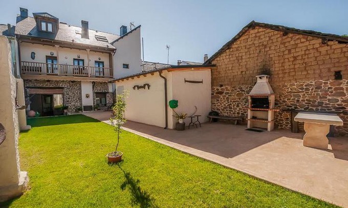 Columbrianos Hotel | Casa Rural El Almendro De Maria