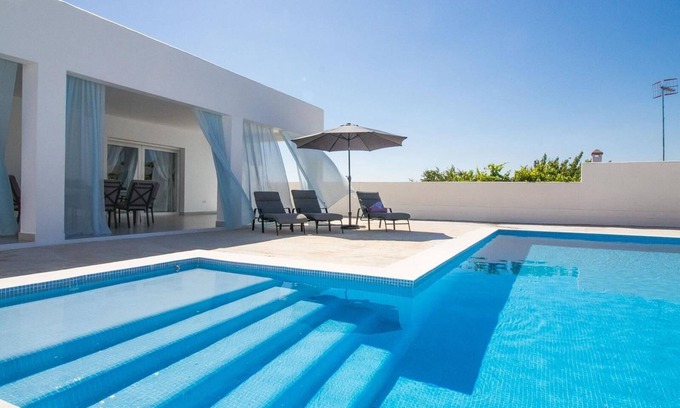 Marchena Casa | Casa Rural "Villa MyJ" con piscina, jardín, terraza y Wi-Fi