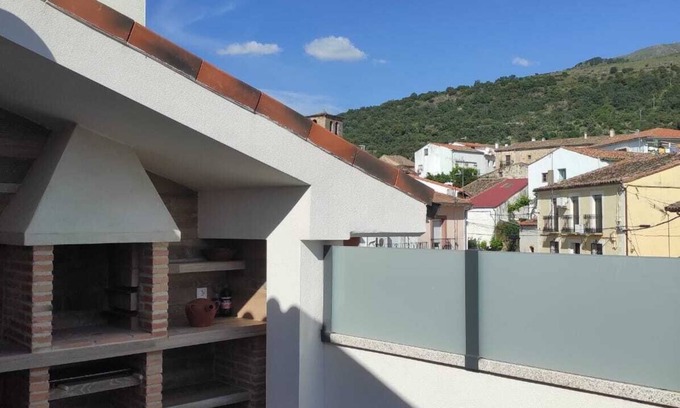 Villar de Plasencia Cabaña | Casa rural con chimenea interior, terraza con barbacoa y vistas a la montaña