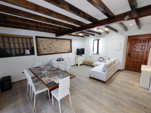 Navas de Riofrío Casa | Casa Rural Las Cigüeñas de Las Navillas