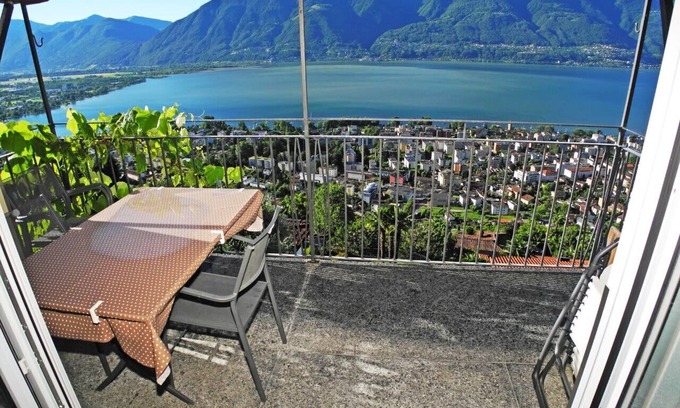 Brione sopra Minusio Apartamento | Casa Santa Barbara: Stylish Swiss Holiday Home with Lake and Mountain Views