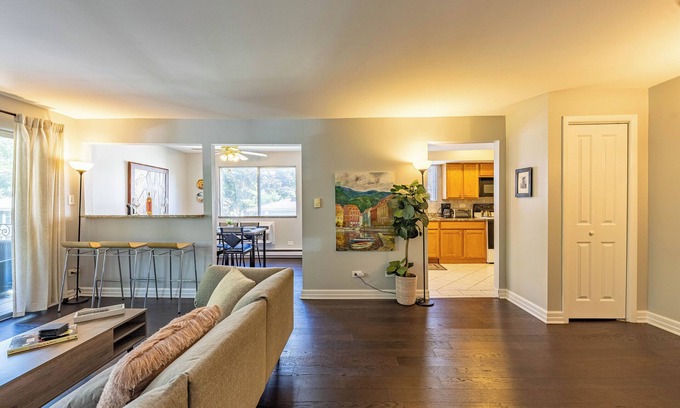 Forest Park Condominio | Casa Serenità: Downtown Forest Park, Close to Trains, Parking