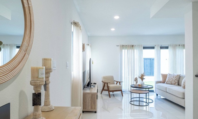 Florida City Casa | Casa Serenity - 4BR Homes for big families - Near Florida Keys!