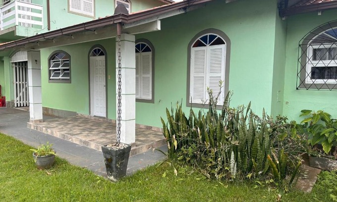 Barra da Lagoa Casa | Casa térrea com churrasqueira a metros da praia