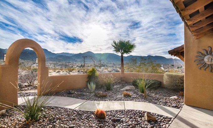 Joshua Tree Casa | 🌵Casa Tortuga - the most UNIQUE place in JT, w/game room, hot tub, BBQ & Spectacular Views🌵