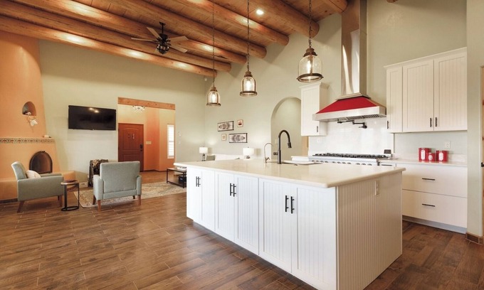 Taos Casa | Casa Tres Ventanas - Luxury Taos Home with Mountain Views