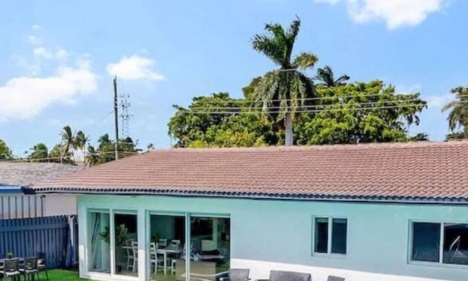 North Central Hollywood Casa | Casa Utopia | Waterfront | Pool | 15 min to Beach