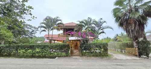 Olon Casa | Casa vacacional campestre cerca de la playa