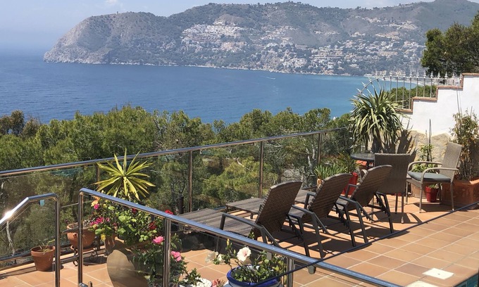 Almuñécar Villa | Hermosa villa espaciosa con piscina privada y bañera de hidromasaje grande