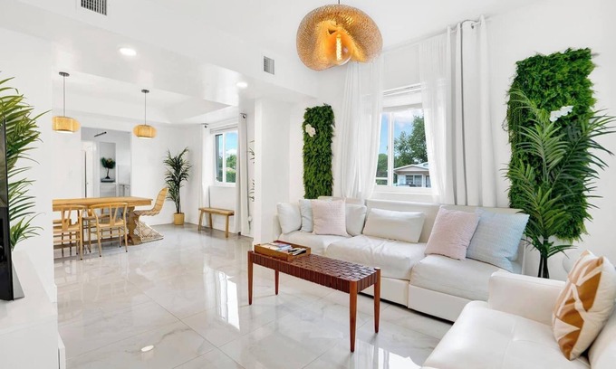 Buena Vista Casa | Casa Verde | Design District |5BR| Hot Tub