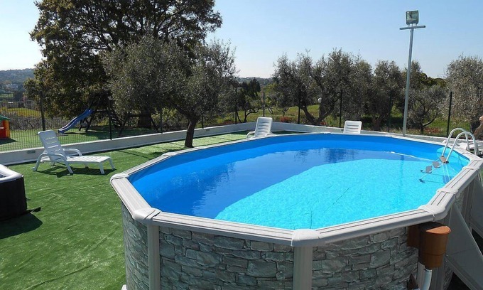 Casalini Casa | Casa Viola F: Un acogedor apartamento rodeado de vegetación.