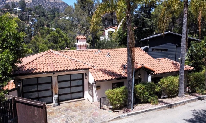 Beachwood Canyon Chalet De Esquí | Casa Vista! Stunning Direct Hollywood Sign Views!!