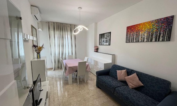 Cesano Boscone Apartamento | Casa Vittoria a due passi da Milano (near Milan)