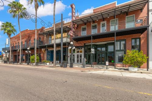 Historic Ybor Apartamento | Casa Ybor Apartments on 7th Ave
