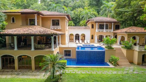 Jacó Villa | Casa Zafiro 7 bdrs private pool in Los Suenos