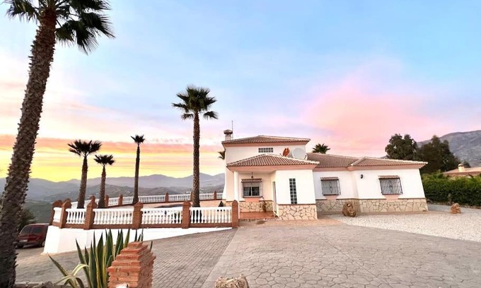 Viñuela Villa | CasaBlanca Villa Rural con piscina y barbacoa