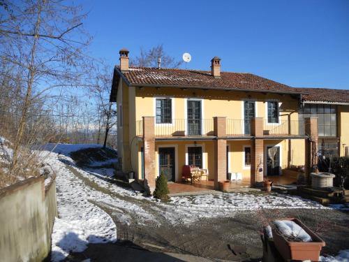 Casalborgone Casa | Casale immerso nel bosco a Casalborgone con piscina all'aperto