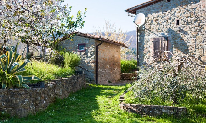 Pescia Casa | Antigua casa de campo con piscina en una posición panorámica con magníficas vistas