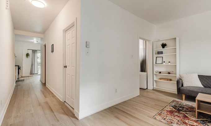 Pointe-Saint-Charles Apartamento | CasaMaïa - Cozy 2 bedroom apartment near Lachine canal with backyard .