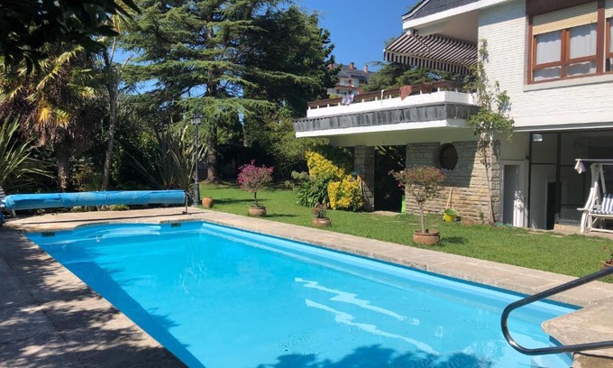 Laredo Casa | CasaMar Chalet al lado de la playa con piscina privada, jardín y barbacoa, frontón, 6 HABITACIONES
