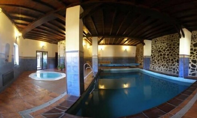 Mecina Bombaron Cabaña | Casa rural con WiFi gratis, Spa y piscina comunitaria en La Alpujarra 2 personas