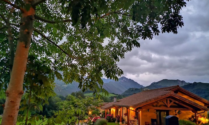 Peruyes Chalet De Esquí | Casas Rurales Entre Castaños. Asturias.2 Casas Entre el mar y la Montaña