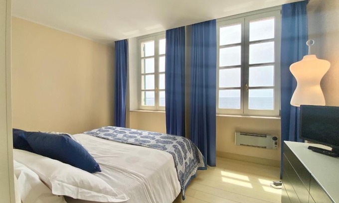 Camogli Apartamento | CasaViva - Beachfront Trilo with parking in Camogli