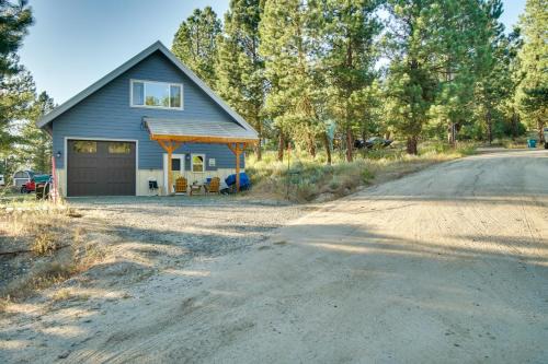 Cascade Casa | Cascade Cabin Hideaway with Views, half Mi to Lake