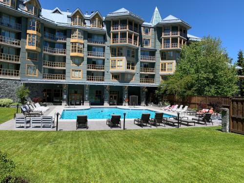 Village North Hotel | Cascade Lodge suite WIFI cable TV 2 hot tubs pool gym sauna bike & ski storage room