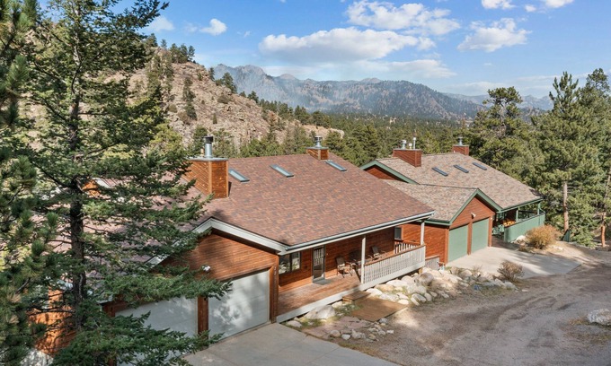 Aspen Brook Casa | Cascade Mountain Home by Estes Park Homes