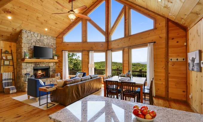 Morganton Cabina | Cascading View Lodge♡ Mtn Views, hot tub, fire pit, < 20 min from Blue Ridge