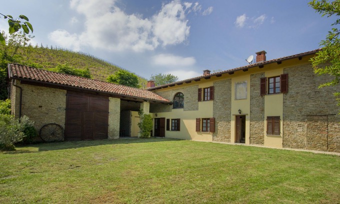 Santo Stefano Belbo Casa | Cascina San Carlo, cozy Piedmontese farmhouse in the heart of the Langhe.