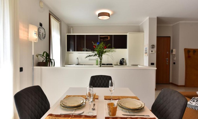 Cernusco sul Naviglio Apartamento | CaseOspitali - Masai Mara, elegante bilocale con ampio balcone