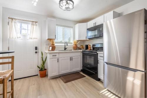 Encanto Casa | Casita Calma Guesthouse Mins to DT & Airport