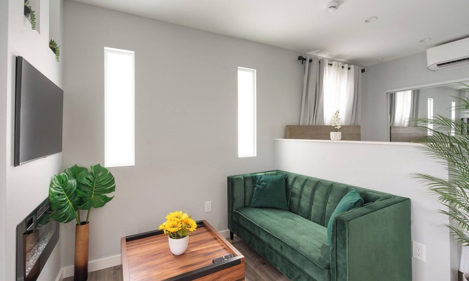 Del Aire Casa | Casita CW LAX Studio:Your Gateway to LA Adventures