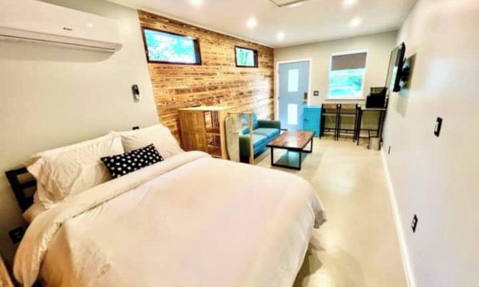 MLK Casa | Casita East - Cozy, Pretty & Private