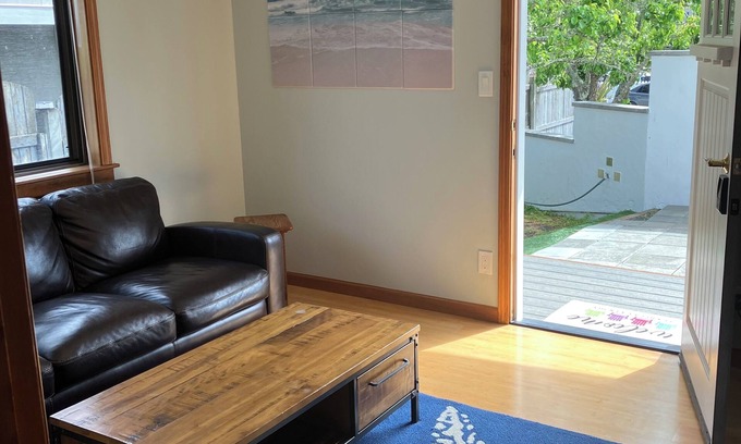 El Granada Casa | Casita Huerta-5 minute walk to beaches, restaurants, and trails.