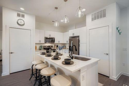 McNeil Apartamento | Casita Lonestar - Sleeps 6 - Wi-Fi and Pool Views