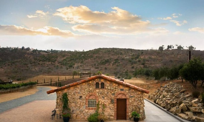 West Ridge Apartamento | Casita Vino - Dog-Friendly Vineyard Retreat & Stay