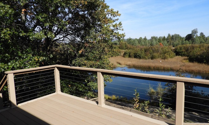 Cassel Casa | Casa de 2,300 pies cuadrados en un acantilado con vista a Hat Creek