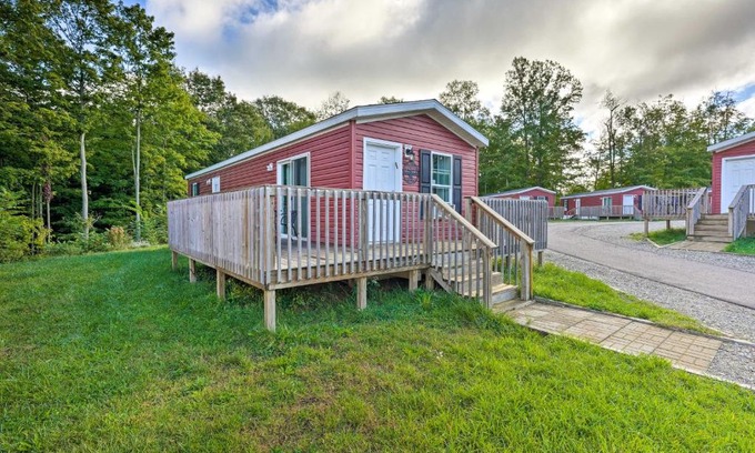 Cassopolis Casa | Cassopolis Cabin with On-Site Fishing Pier!