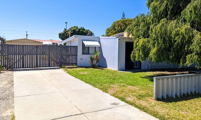Lancelin Casa | Cast-a-way