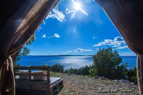 Jelsa Complejo | Cast Away - Eco Resort