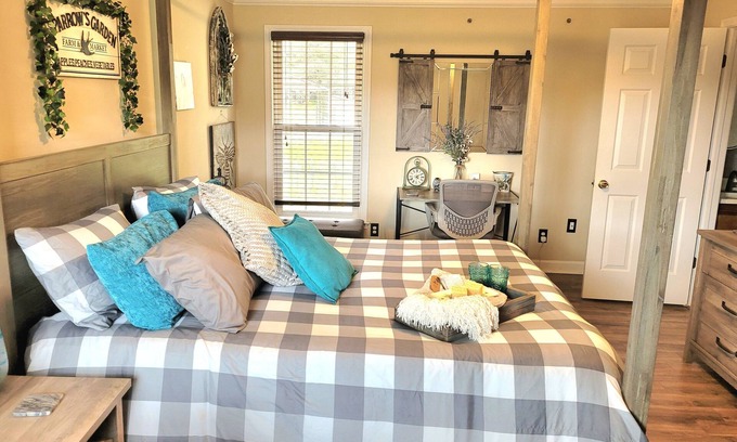 Jackson County Cama Y Desayuno | Cast Iron Key Inn: Farm-to-Table Bed & Breakfast
