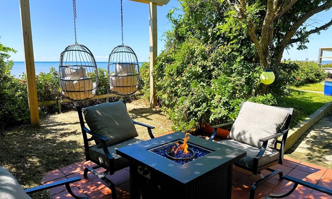 Campground Landing Cabaña | Castaway Cottage on the bay~Dog Friendly Too!