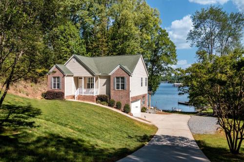Lake Norman of Catawba Casa | Castaway Cove -Lake Norman Waterfront Home with Private Dock