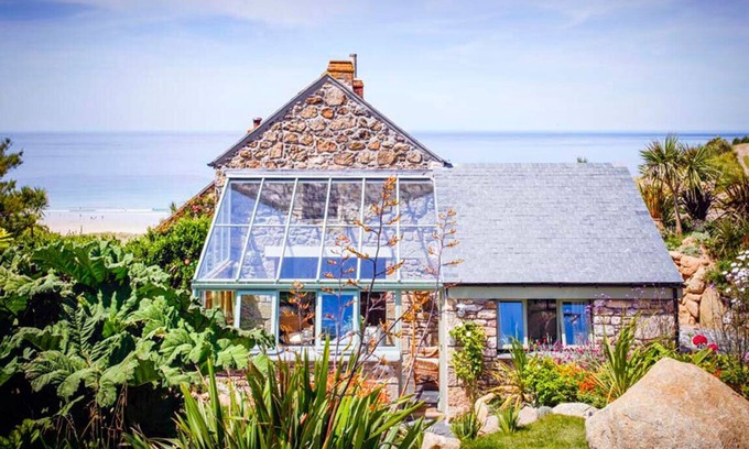 Sennen Cove Cabaña | Castaways, Beach Cottage, Sea View, Garden & Patio
