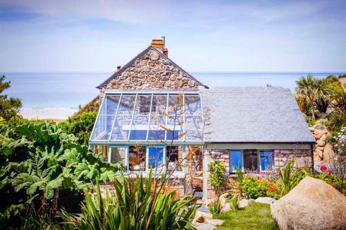 Sennen Cove Casa | Castaways, Cottage With Sea Views, Lush Gardens & Patio By the Beach