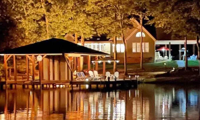 Wise Casa | Castaways Waterfront with Many Amenities Private Boat Ramp