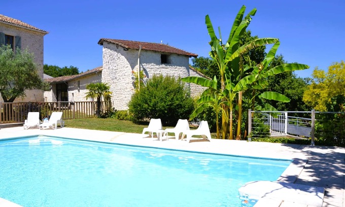 Castelnau-Montratier-Sainte-Alauzie Casa | Castelneuve es una casa de vacaciones privada con una apariencia lujosa y atractiva.